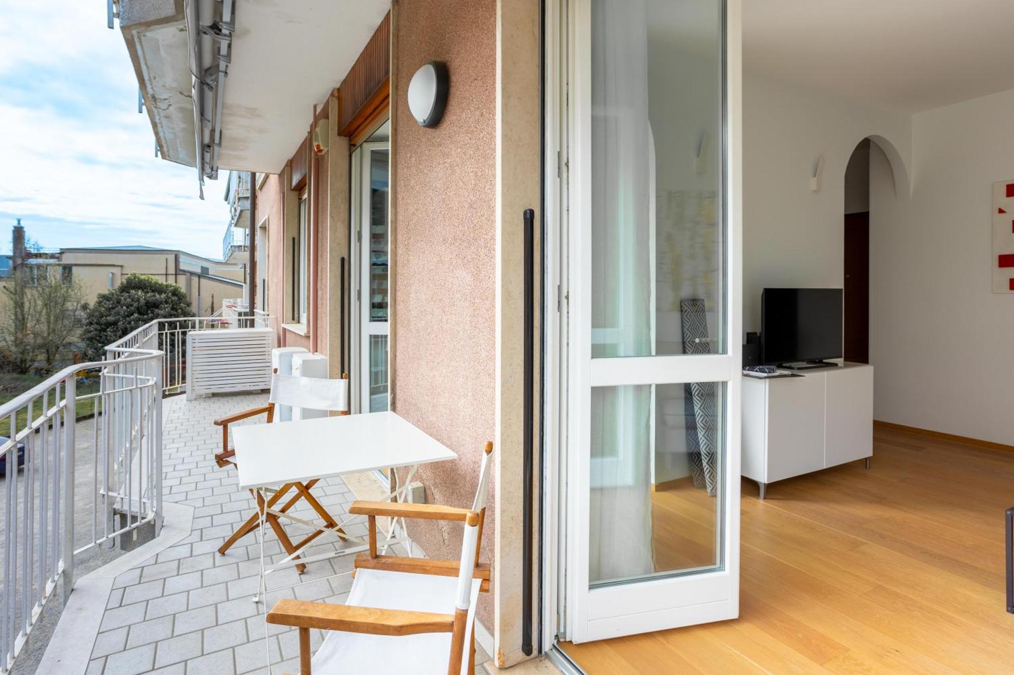 Suite 51 Appartamento Con Terrazzo A 50 Mt Dal Lago - Private Parking (Adults Only) 아로나 외부 사진
